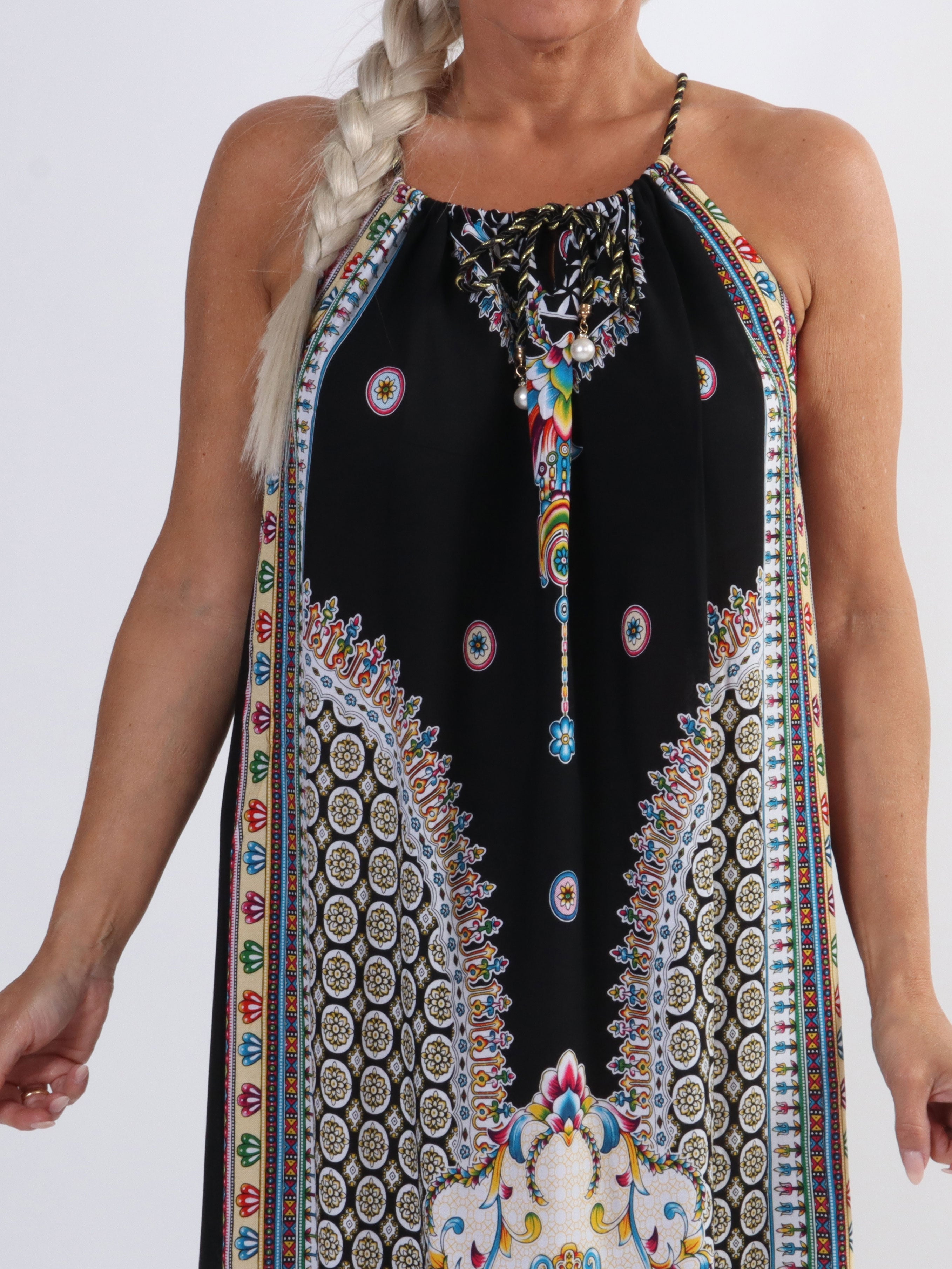 Elina - Lång färgad plus size-klänning med vridna axelband